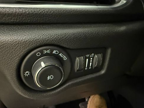 Used 2023 Chrysler Pacifica Limited w/ Uconnect Theater Family Group AWD/4WD image 35