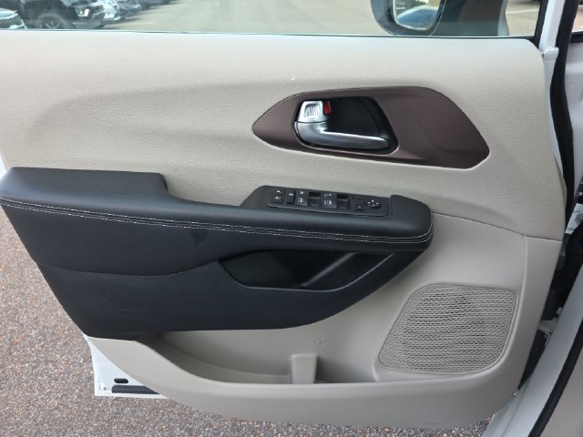 Used 2023 Chrysler Voyager LX FWD image 18