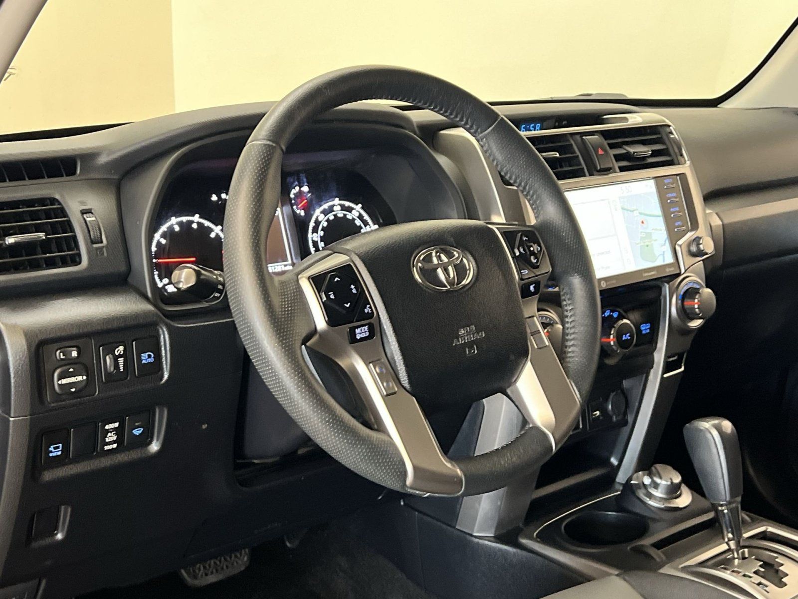 Used 2022 Toyota 4Runner SR5 Premium w/ Moonroof Package AWD/4WD image 15