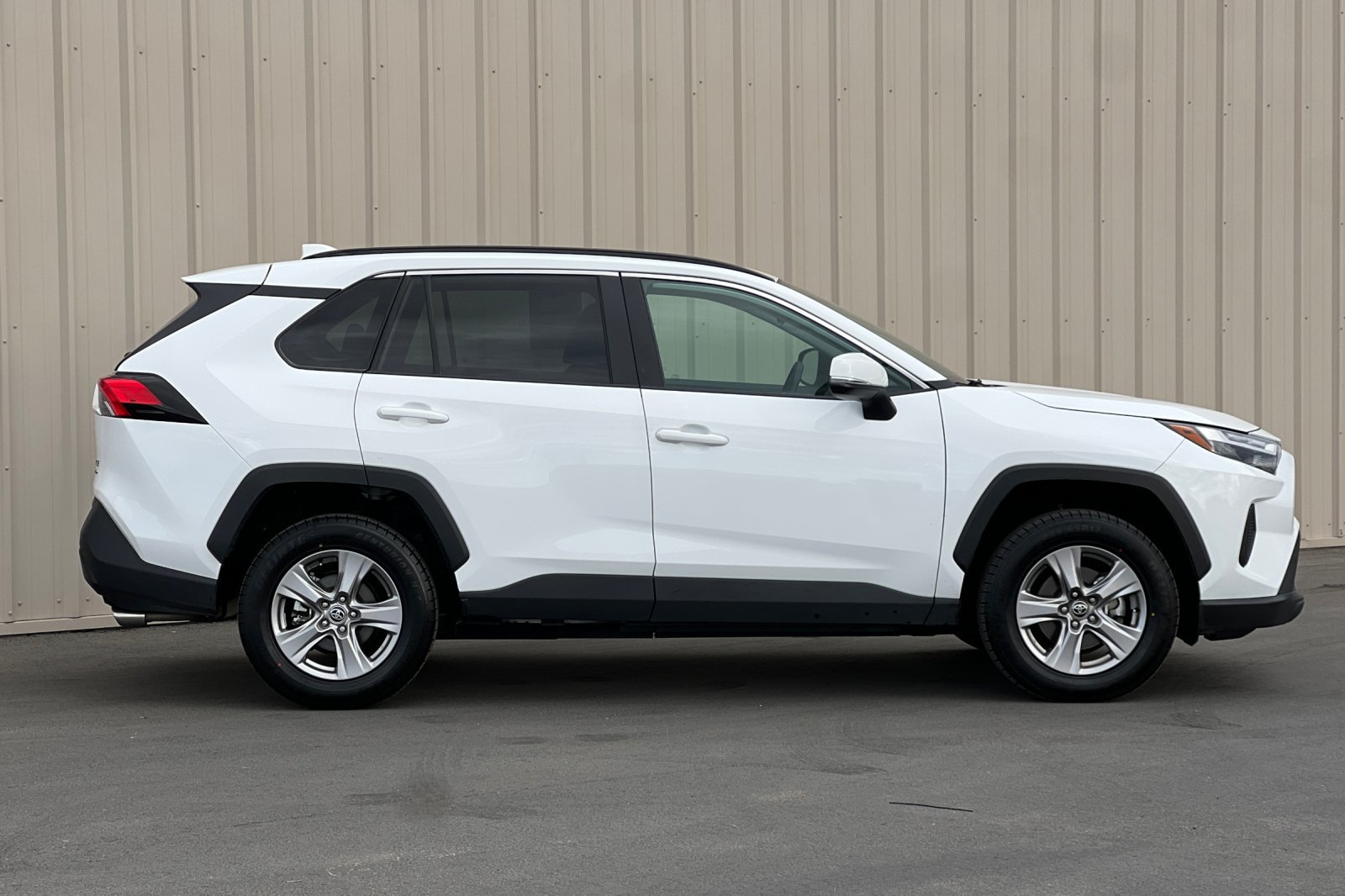 Used 2025 Toyota RAV4 XLE AWD/4WD image 3