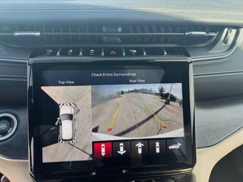 Used 2023 Jeep Grand Cherokee Limited w/ Luxury Tech Group II image 19