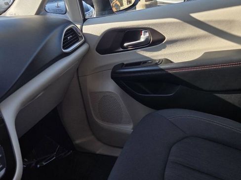 Used 2018 Chrysler Pacifica Touring Plus w/ Tire & Wheel Group image 12