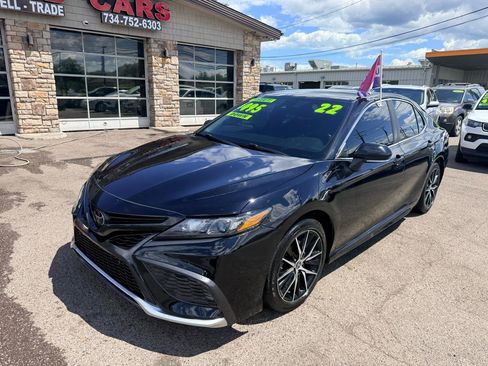 Used 2022 Toyota Camry SE FWD image 3