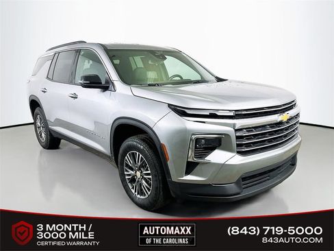 Used 2025 Chevrolet Traverse LT image 1