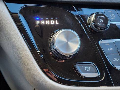 Used 2024 Chrysler Pacifica Touring-L image 22