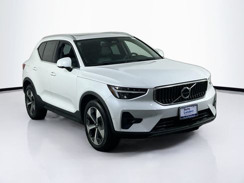 Used 2023 Volvo XC40 B5 Plus w/ Protection Package Premier AWD/4WD image 3