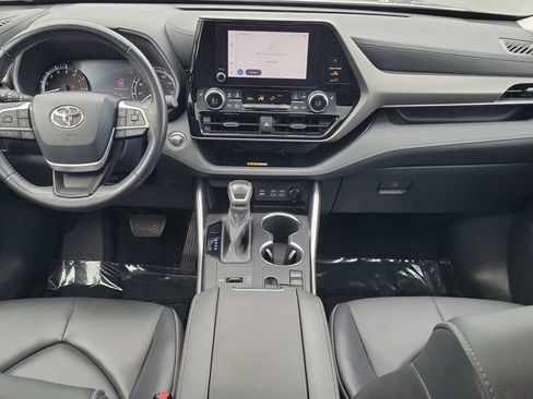 Used 2023 Toyota Highlander XLE FWD image 11
