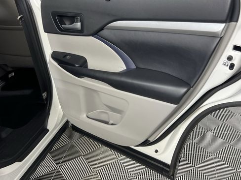 Used 2019 Toyota Highlander XLE image 28