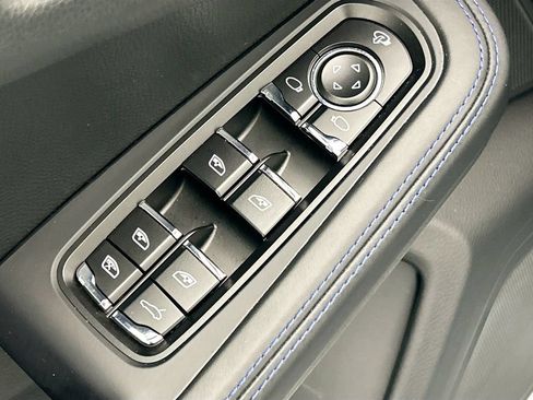 Certified 2025 Porsche Macan AWD/4WD image 23