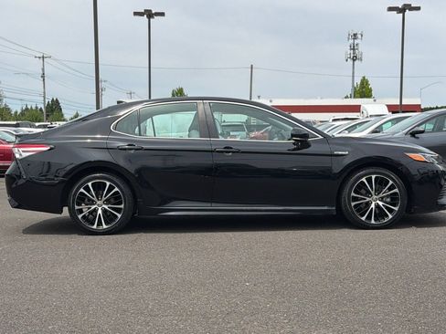 Used 2020 Toyota Camry SE w/ Sunroof Package FWD image 3