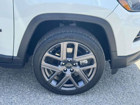 Used 2025 Jeep Compass Limited w/ Sun & Sound Group AWD/4WD image 9