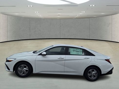 Used 2026 Hyundai Elantra SE image 2