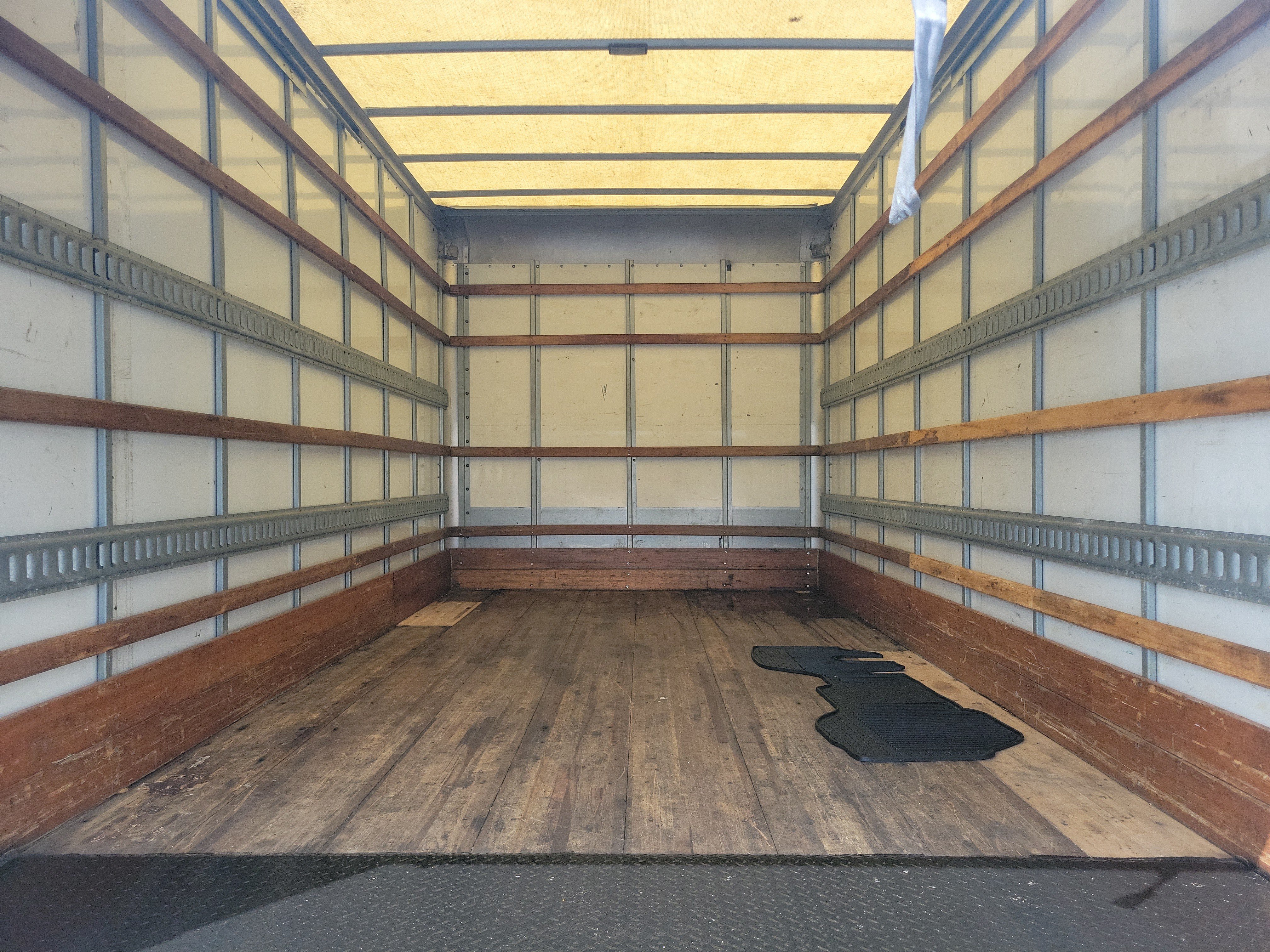 Used 2018 Isuzu NPR RWD image 18