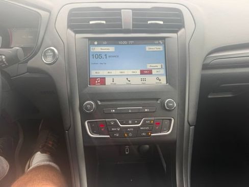 Used 2018 Ford Fusion SE w/ Equipment Group 201A FWD image 15