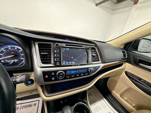 Used 2017 Toyota Highlander Limited FWD image 18