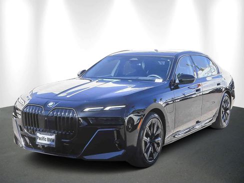 Used 2025 BMW 750e xDrive w/ Premium Package image 3