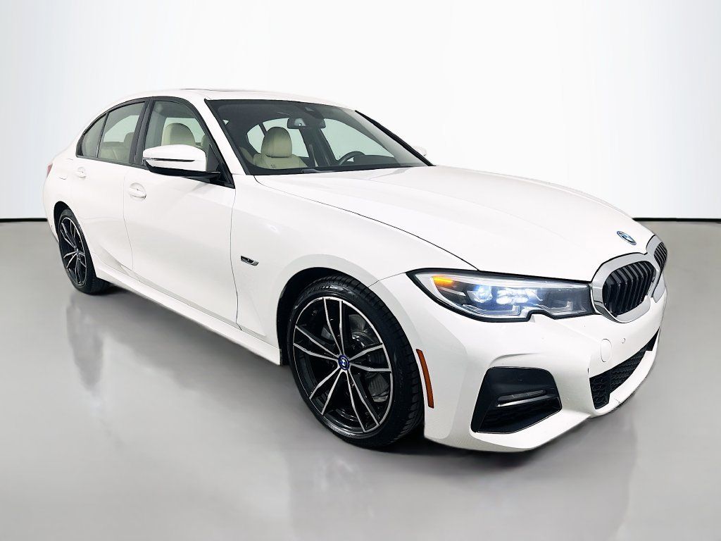 Used 2022 BMW 330e w/ M Sport Package RWD image 3