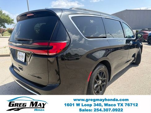 Used 2022 Chrysler Pacifica Touring-L FWD image 3