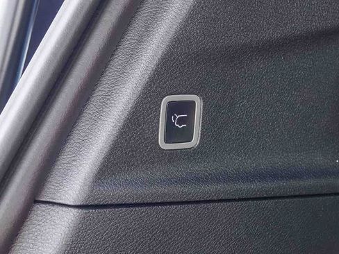Used 2025 Chrysler Pacifica Premium FWD image 25