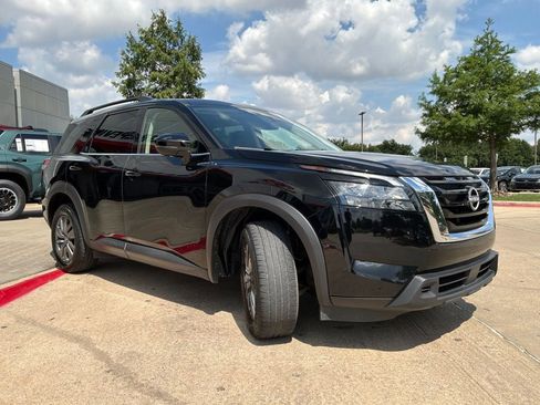 Used 2025 Nissan Pathfinder SV FWD image 4