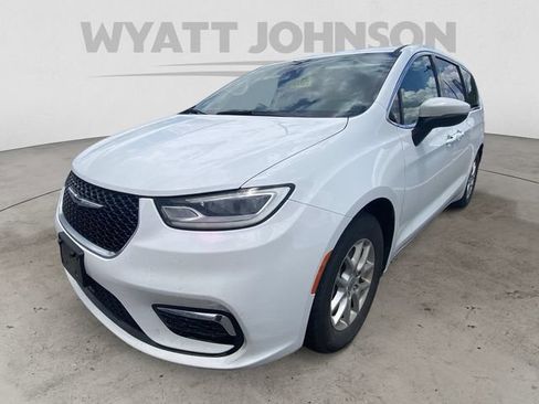 Used 2023 Chrysler Pacifica Touring-L FWD image 1