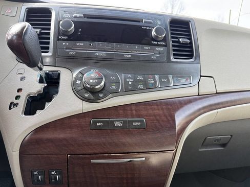 Used 2012 Toyota Sienna XLE image 21