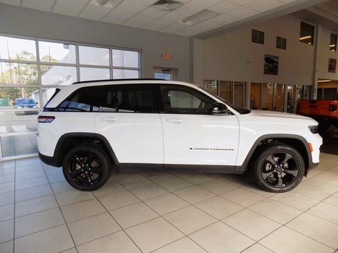 Certified 2023 Jeep Grand Cherokee Altitude image 9