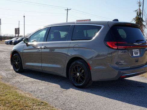 Used 2023 Chrysler Pacifica Touring-L image 19