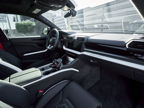 Used 2025 Lamborghini Urus SE image 39