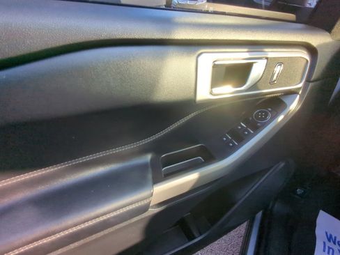 Used 2022 Ford Explorer XLT w/ Equipment Group 202A AWD/4WD image 8