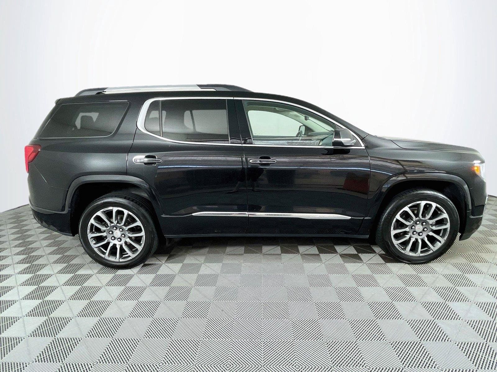 Used 2021 GMC Acadia Denali w/ Denali Technology Package FWD image 11