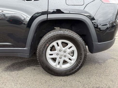 Used 2023 Jeep Grand Cherokee Laredo w/ Luxury Tech Group I AWD/4WD image 10