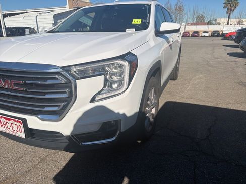 Used 2024 GMC Terrain SLT image 1