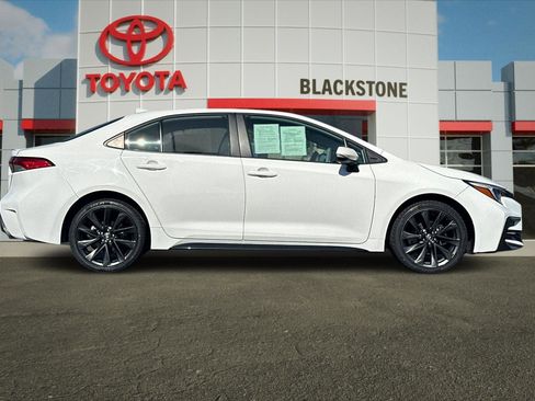 Used 2025 Toyota Corolla SE w/ SE Premium Package FWD image 2