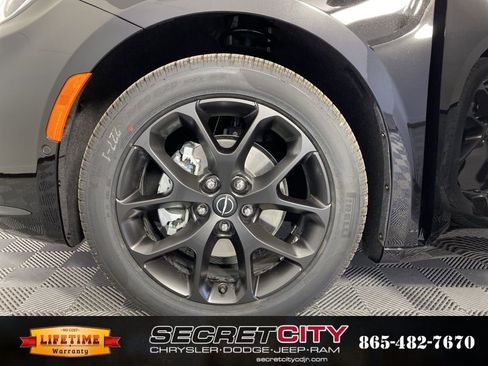 New 2026 Chrysler Pacifica Limited w/ S Appearance Package image 9