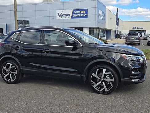 Used 2021 Nissan Rogue Sport SL w/ Premium Package image 2