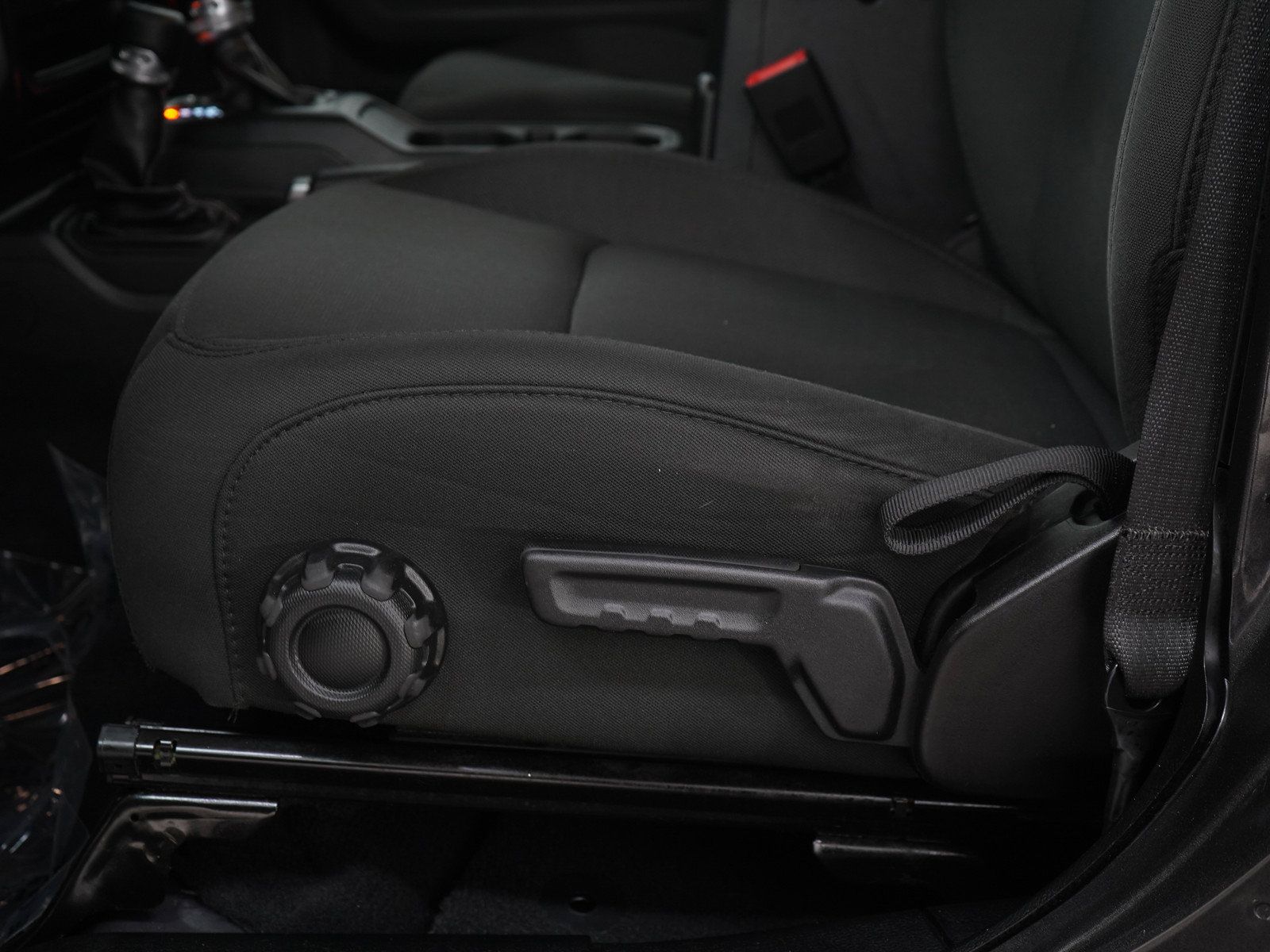 Used 2019 Jeep Wrangler Unlimited Sahara w/ Uconnect 4C Nav & Sound Group AWD/4WD image 23