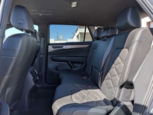 Used 2025 Volkswagen Atlas Cross Sport SE FWD image 32