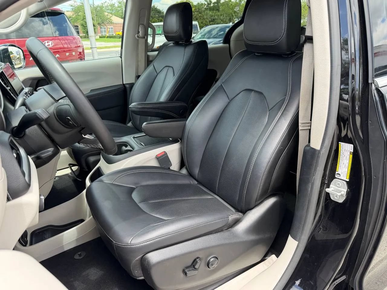 Used 2024 Chrysler Pacifica Limited FWD image 12