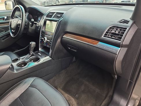 Used 2017 Ford Explorer Limited image 32