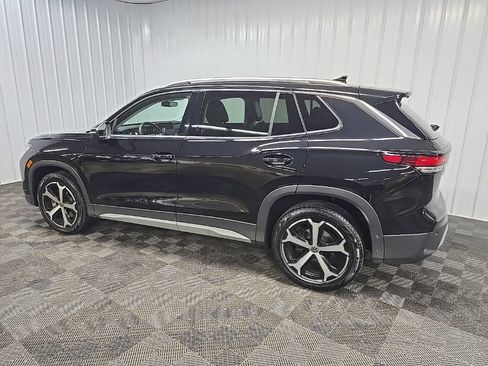 Used 2025 Volkswagen Tiguan SE w/ Panoramic Sunroof Package AWD/4WD image 4