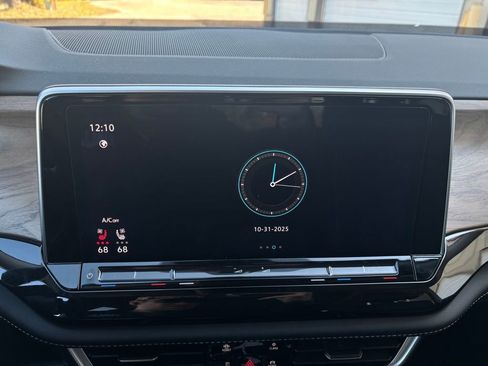 Certified 2025 Volkswagen Atlas SE image 24