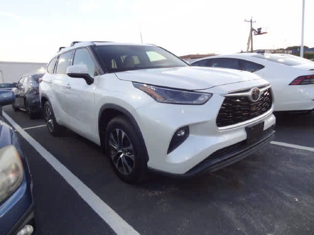 Used 2021 Toyota Highlander XLE AWD/4WD image 4