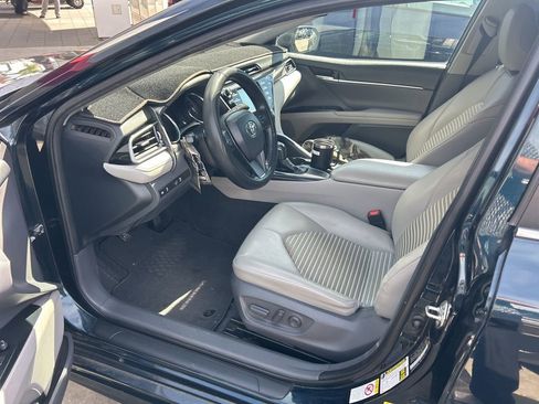 Used 2019 Toyota Camry SE w/ Carpet Mat Package image 9