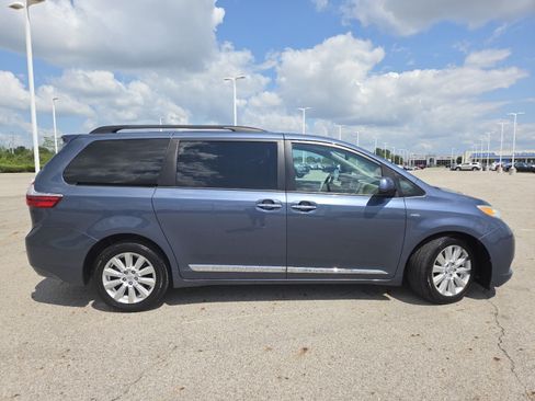 Used 2017 Toyota Sienna XLE Premium AWD/4WD image 19