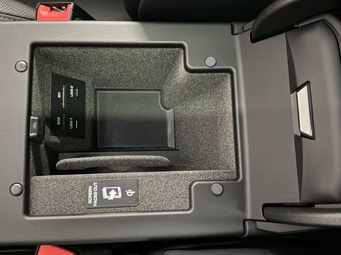 Certified 2026 Porsche Macan AWD/4WD image 19