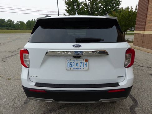 Used 2020 Ford Explorer XLT w/ Equipment Group 202A AWD/4WD image 8