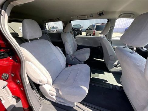 Used 2019 Toyota Sienna L w/ Carpet Mat Package FWD image 13