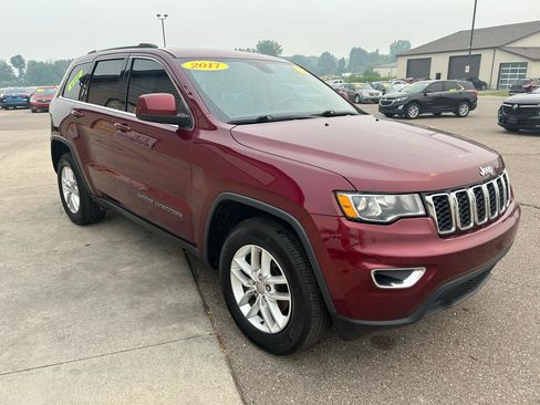 Used 2017 Jeep Grand Cherokee Laredo w/ Quick Order Package 23E AWD/4WD image 3