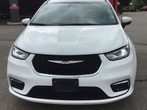 Used 2023 Chrysler Pacifica Touring-L FWD image 2